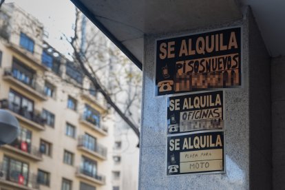 Carteles de 'Se alquila' pegados en un edificio en Madrid.