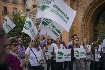 Concentración contra el Impuesto de Sucesiones en Sevilla.