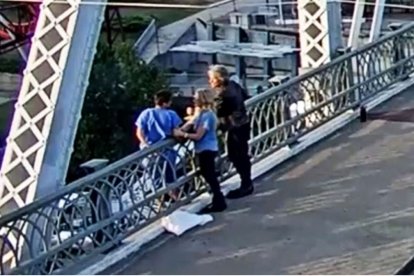 Bon Jovi, ayudando a una mujer en un puente de Nasville