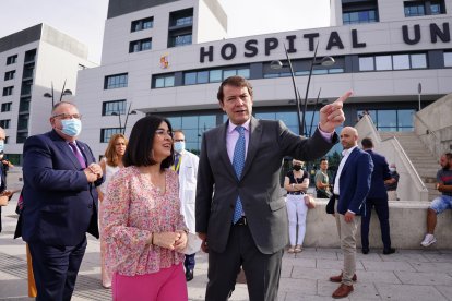 El presidente de Castilla y León, Alfonso Fernández Mañueco, durante una visita al Hospital Universitario de Salamanca de la exministra de Sanidad, Carolina Darias.