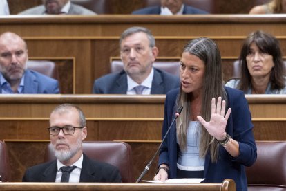 La portavoz de Junts en el Congreso, Miriam Nogueras, interviene durante una sesión de control al Gobierno.