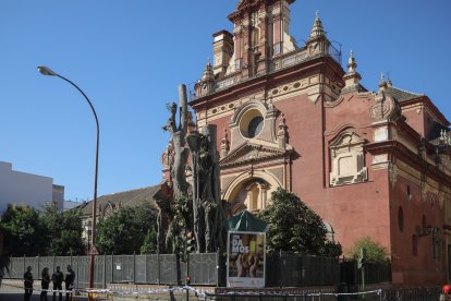 Fachada de la Parroquia de San Jacinto con el ficus desarbolado.