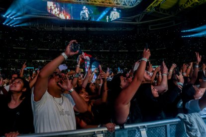 Ambiente en el último concierto en el estadio Santiago Bernabéu del grupo Aventura, con Romeo Santos.