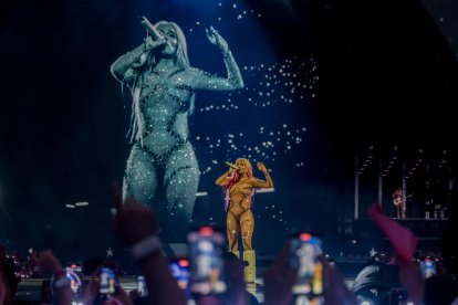 La cantante colombiana Karol G durante su actuación en el Santiago Bernabéu.