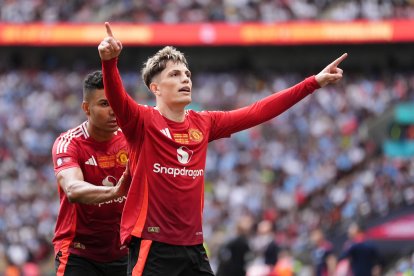 Alejandro Garnacho celebra un gol con el Manchester United.