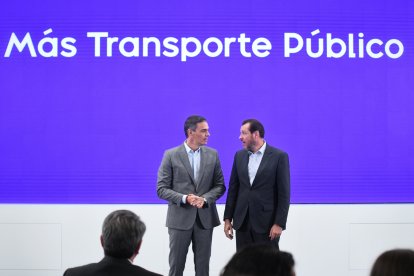 Pedro Sánchez y el Óscar Puente, durante el acto de presentación de la nueva campaña 'Transporte público, ¿lo pillas?'