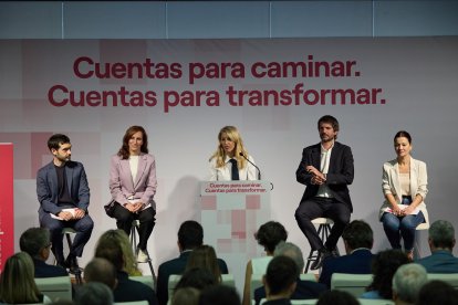 La vicepresidenta del Gobierno y ministra de Trabajo, Yolanda Díaz, presenta las propuestas de Sumar para los Presupuestos Generales del Estado junto al ministro de Derechos Sociales, Consumo y Agenda 2030, Pablo Bustinduy, la ministra de Sanidad, Mónica García, el ministro de Cultura, Ernest urtasun y la ministra de Juventud e Infancia, sira Rego, en el Colegio de Arquitectos de Madrid, a 16 de septiembre de 2024, en Madrid (España). El partido expone hoy las principales propuestas que quiere incluir en el futuro anteproyecto de Presupuestos Generales para 2025.

Jesús Hellín / Europa Press
16/9/2024