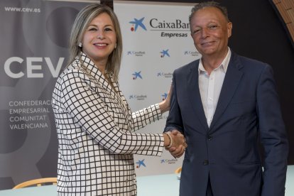 Olga García, directora territorial de Caixa Bank en la Comunitat Valenciana, y Salvador Navarro, presidente de la CEV