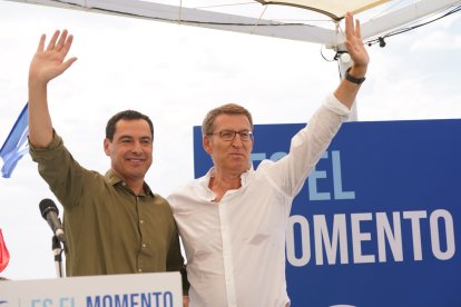 El presidente del PP, Alberto Núñez Feijó, y el presidente de la Junta de Andalucía, Juanma Moreno.