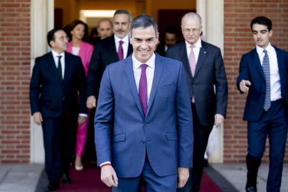 (Foto de ARCHIVO)
El presidente del Gobierno, Pedro Sánchez, sale a recibir a los participantes de una reunión acerca del conflicto entre Palestina e Israel, en el Palacio de la Moncloa, a 13 de septiembre de 2024, en Madrid (España). Al encuentro, celebrado bajo el título 'Reunión de Madrid: por la aplicación de la solución de los dos Estados', han asistido ministros tanto árabes, pertenecientes al Grupo de contacto árabe-islámico para Gaza, como europeos para consensuar medidas para impulsar el diálogo y la paz en Oriente Medio y hablar sobre cómo hacer efectiva dicha solución.

A. Pérez Meca / Europa Press
13 SEPTIEMBRE 2024;PARTICIPANTES;REUNION;CONFLICTO;PALESTINA;ISRAEL
13/9/2024