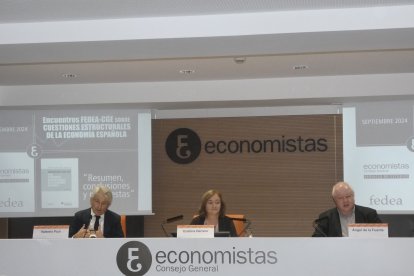 (de izquierda a derecha): el presidente del Consejo General de Economistas, Valentín Pich,  el director de Fedea, Ángel de la Fuente y la presidenta de la AIReF, Cristina Herrero.

REMITIDA / HANDOUT por CONSEJO GENERAL DE ECONOMISTAS
Fotografía remitida a medios de comunicación exclusivamente para ilustrar la noticia a la que hace referencia la imagen, y citando la procedencia de la imagen en la firma
17/9/2024