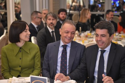 La ministra de Ciencia, Innovación y Universidades, Diana Morant; el presidente de la Confederación Empresarial de la Comunitat Valenciana (CEV), Salvador Navarro y el presidente de la Comunidad Valenciana, Carlos Mazón