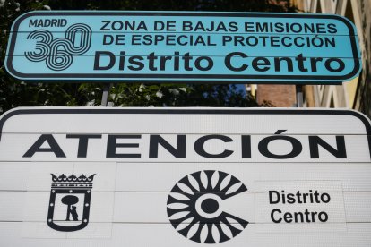 Un cartel indica la zona de bajas emisiones 360 del Distrito Centro.