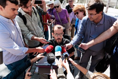 El exdiputado de Podemos Pablo Echenique atiende a los medios a su llegada a declarar a los juzgados de Plaza de Castilla.