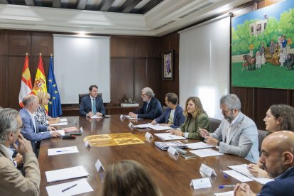 Imagen de la reunión entre Mañueco y los representantes de patronal y sindicatos.