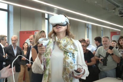 María José Catalá con gafas de VR en el Valencia Game City