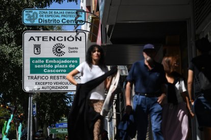 Un cartel indica la zona de bajas emisiones 360 del Distrito Centro.