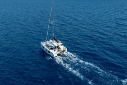 Un catamarán en aguas del Atlántico