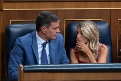 Pedro Sánchez junto a Yolanda Díaz en el Congreso