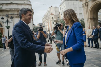 El president de la Generalitat, Carlos Mazón y la alcaldesa de Castellón, Begoña Carrasco, se saludan a su llegada al Pleno del Consell, en el Ayuntamiento de Castellón (ARCHIVO)