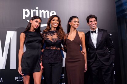 María Cerqueira y Cayetano Rivera junto a sus hijas Lucía (a la izquierda) y Kika.