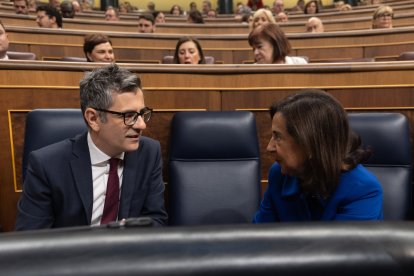 El ministro para la Presidencia y Justicia, Félix Bolaños, y la ministra de Defensa, Margarita Robles, conversan en el Congreso.