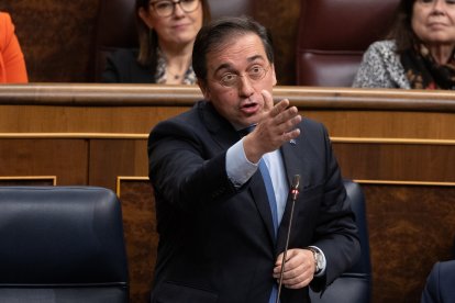 El ministro de Asuntos Exteriores, José Manuel Albares, interviene durante una sesión de control al Gobierno en el Congreso.