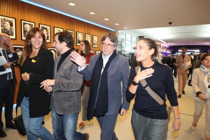 Carles Puigdemont junto a Miriam Nogueras, Laura Borrás y Toni Comín.