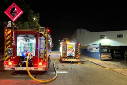 Bomberos trabajan en la extinción de un incendio en un taller de coches

REMITIDA / HANDOUT por BOMBEROS
Fotografía remitida a medios de comunicación exclusivamente para ilustrar la noticia a la que hace referencia la imagen, y citando la procedencia de la imagen en la firma
20/9/2024