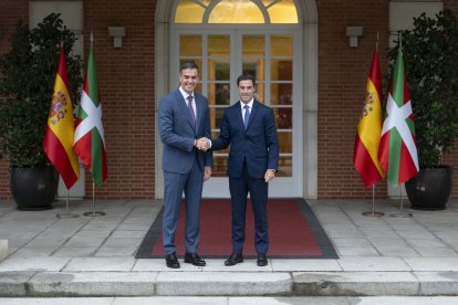 El presidente del Gobierno, Pedro Sánchez, recibe al lehendakari Imanol Pradales