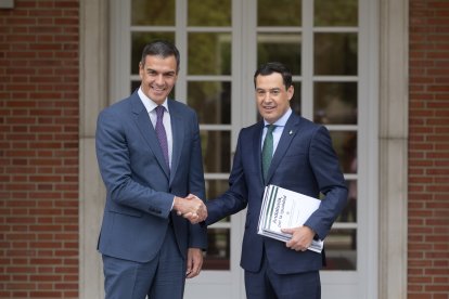 El presidente del Gobierno, Pedro Sánchez, saluda al presidente de la Junta de Andalucía, Juanma Moreno, en la Moncloa.