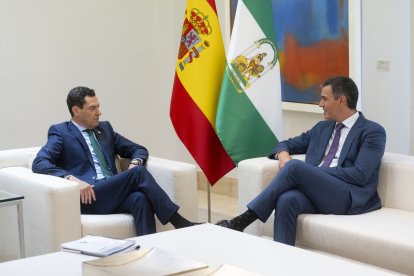 El presidente del Gobierno, Pedro Sánchez, y el presidente de la Junta de Andalucía, Juanma Moreno, durante la reunión.