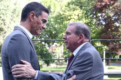 Pedro Sánchez recibe al candidato opositor venezolano Edmundo González en el Palacio de la Moncloa.