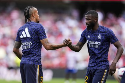 Militao y Rüdiger, durante un calentamiento con el Real Madrid.