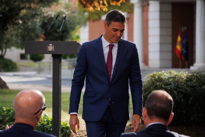 (Foto de ARCHIVO)
El presidente del Gobierno, Pedro Sánchez, durante la firma del acuerdo con los agentes sociales para la flexibilización de las pensiones, en el Complejo de La Moncloa, a 18 de septiembre de 2024, en Madrid (España). El acuerdo, que suscribe el Gobierno con los responsables de CEOE, Cepyme, CCOO y UGT, trata de compatibilizar trabajo con una pensión, que se enmarca en la última parte de la reforma del sistema de pensiones que inició el exministro y ahora gobernador del Banco de España, José Luis Escrivá.

Alejandro Martínez Vélez / Europa Press
18 SEPTIEMBRE 2024;PENSIONES;TRABAJO;FLEXIBILIZACIÓN;ACUERDO
18/9/2024