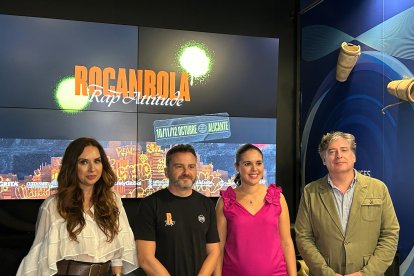 Las concejalas de Turismo y Cultura, Ana Poquet y Nayma Beldjilali, el director del festival, Jorge Villar, y el director de Comunicación y Relaciones Externas de Aguas de Alicante, Martín Sanz.