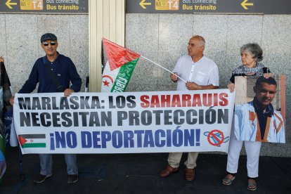 Varias personas apoyan con pancartas a los saharauis retenidos,  en la Terminal T-1 del Aeropuerto Adolfo Suárez-Madrid Barajas.