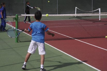 Niños jugando al tenis