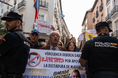 Varias personas protestan contra el expresidente del Gobierno, José Luis Rodríguez Zapatero.