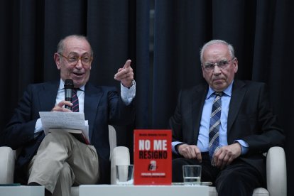 El exsecretario general del PSOE de Euskadi, Nicolás Redondo Terreros, y el exvicepresidente del Gobierno, Alfonso Guerra.