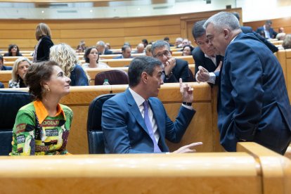 El presidente del Gobierno, Pedro Sánchez, habla con el secretario de Organización del PSOE, Santos Cerdán.