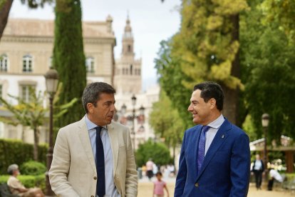 Carlos Mazón y Juanma Moreno pasean por Sevilla.