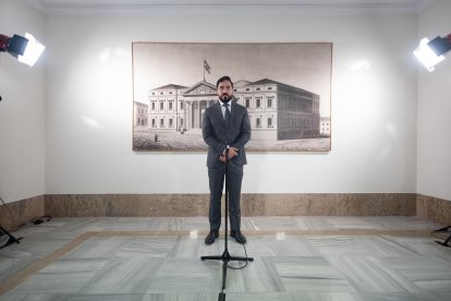 (Foto de ARCHIVO)
El eurodiputado electo Luis 'Alvise' Pérez Fernández, líder de la agrupación Se Acabó la Fiesta, ofrece una rueda de prensa tras el acto de acatamiento a la Constitución de los candidatos proclamados electos tras las elecciones al Parlamento Europeo, en el Congreso de los Diputados, a 1 de julio de 2024, en Madrid (España). Los 61 nuevos eurodiputados que resultaron elegidos en las elecciones del pasado 9 de junio asisten al Congreso para proceder al acto de promesa o juramento de la Constitución, un trámite que la legislación española considera necesario para poder recibir la credencial que permita tomar posesión del escaño en el Parlamento Europeo.

Eduardo Parra / Europa Press
01 JULIO 2024;MADRID;EURODIPUTADOS;CONGRESO DE LOS DIPUTADOS;CONSTITUCIÓN
01/7/2024