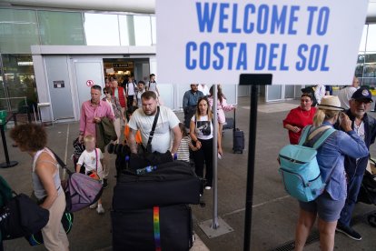 Cientos de turistas a su llegada al aeropuerto de Málaga.