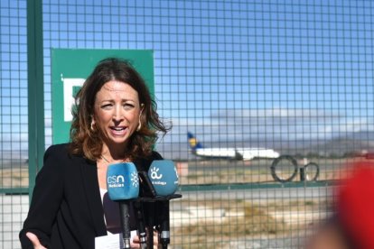 La presidenta del PP de Málaga, Patricia Navarro, junto al aeropuerto.