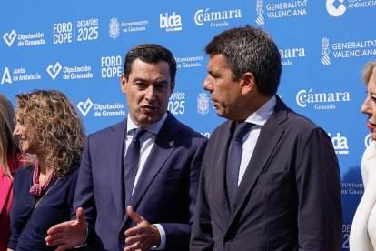 El presidente de la Junta de Andalucía, Juanma Moreno (2i), y el presidente de la Generalitat Valenciana, Carlos Mazón (d)