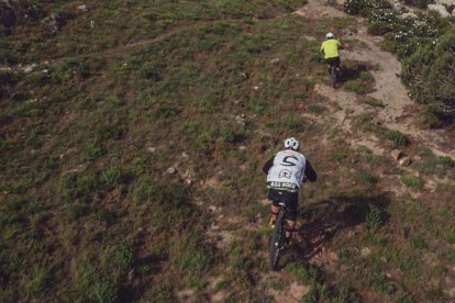 Foto de vista aérea de ciclistas