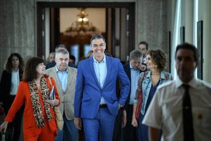 Pedro Sánchez junto a la presidenta del PSOE, Cristina Narbona, y la vicepresidenta y ministra María Jesús Montero.