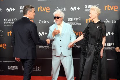 Pedro Sánchez saluda a la actriz Tilda Swinton, acompañada por Pedro Almodóvar.