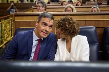 El presidente del Gobierno, Pedro Sánchez y la vicepresidenta primera y ministra de Hacienda, María Jesús Montero.